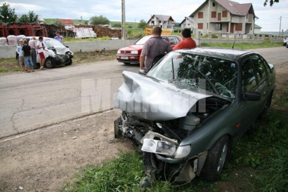Patru pasageri din Volkswagen au fost preluați de ambulanțe și transportați la spital
