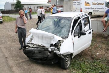 Șoferul Matizului a avut nevoie de intervenția pompierilor de la Descarcerare pentru a putea fi scos din mașină
