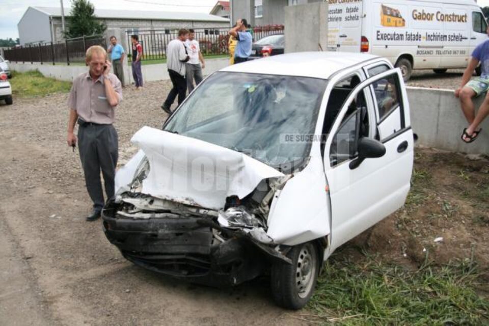 Șoferul Matizului a avut nevoie de intervenția pompierilor de la Descarcerare pentru a putea fi scos din mașină