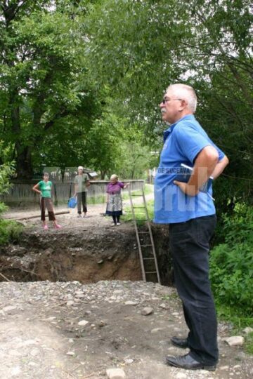 După viitură: O scară de lemn, în locul unui pod de beton