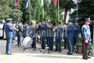 Ceremonia publică de intonare a imnului național în centrul Sucevei