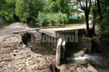După viitură: O scară de lemn, în locul unui pod de beton