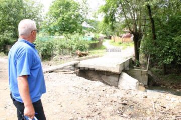 După viitură: O scară de lemn, în locul unui pod de beton