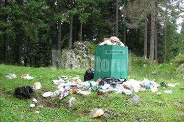 Pe Rarău există pubele pentru gunoi, dar nimeni nu ridică deșeurile adunate acolo
