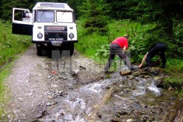 Salvamontiștii dorneni au avut serios de muncă pentru a face practicabil drumul spre Giumalău