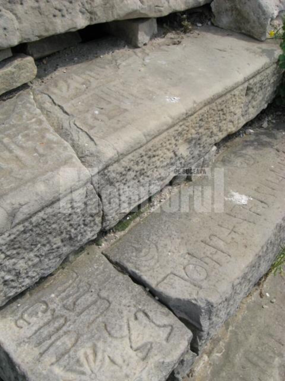 Trepte din lespezi de mormânt inscripționate