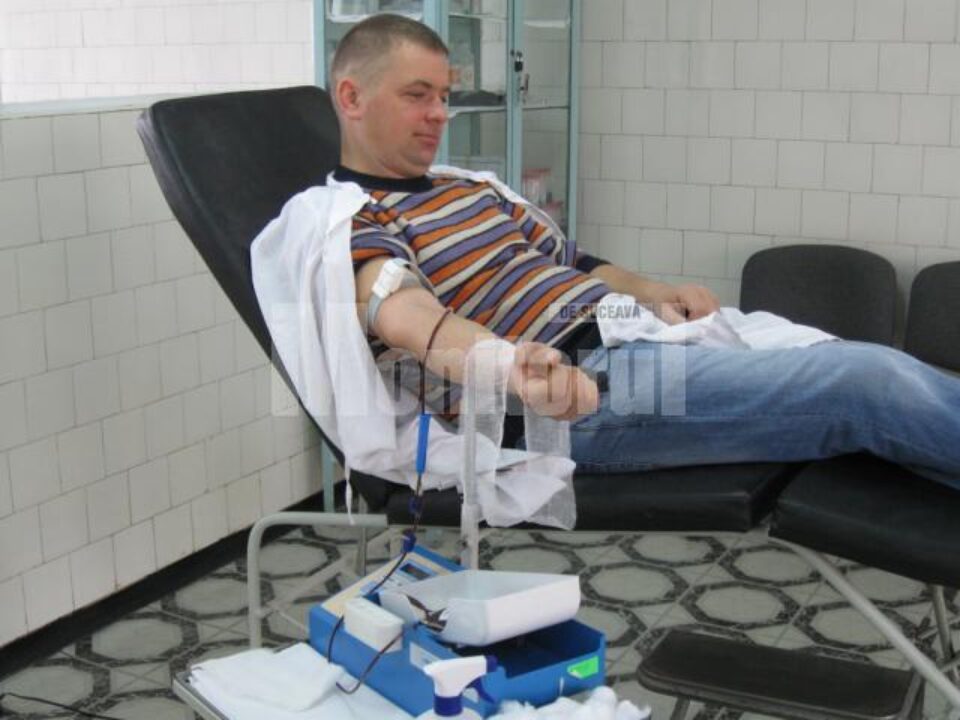 Donatorii sunt sfătuiți să se prezinte dimineața, când organismul e mai odihnit și nici în sala de recoltare nu e foarte cald