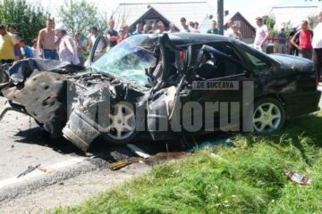 Mașina condusă de șoferul fără permis s-a izbit violent în autoutilitară Foto: Ioan Adrian DABÎCA