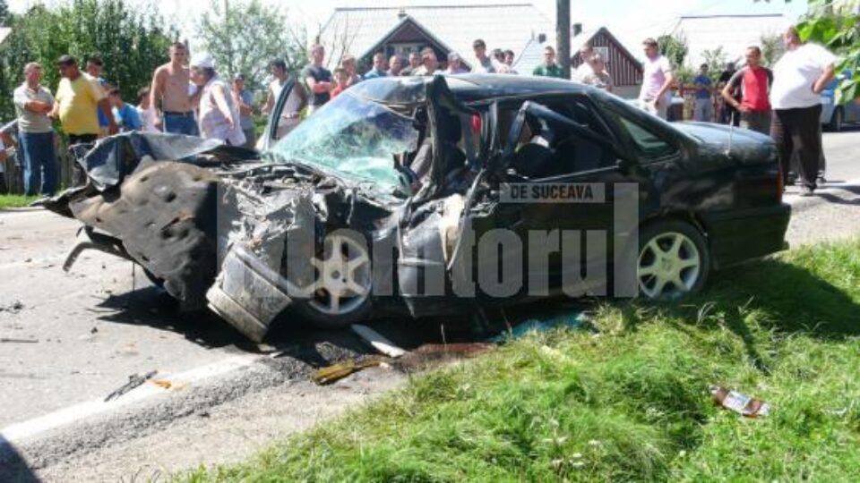 Mașina condusă de șoferul fără permis s-a izbit violent în autoutilitară Foto: Ioan Adrian DABÎCA Mașina condusă de șoferul fără permis s-a izbit violent în autoutilitară Foto: Ioan Adrian DABÎCA