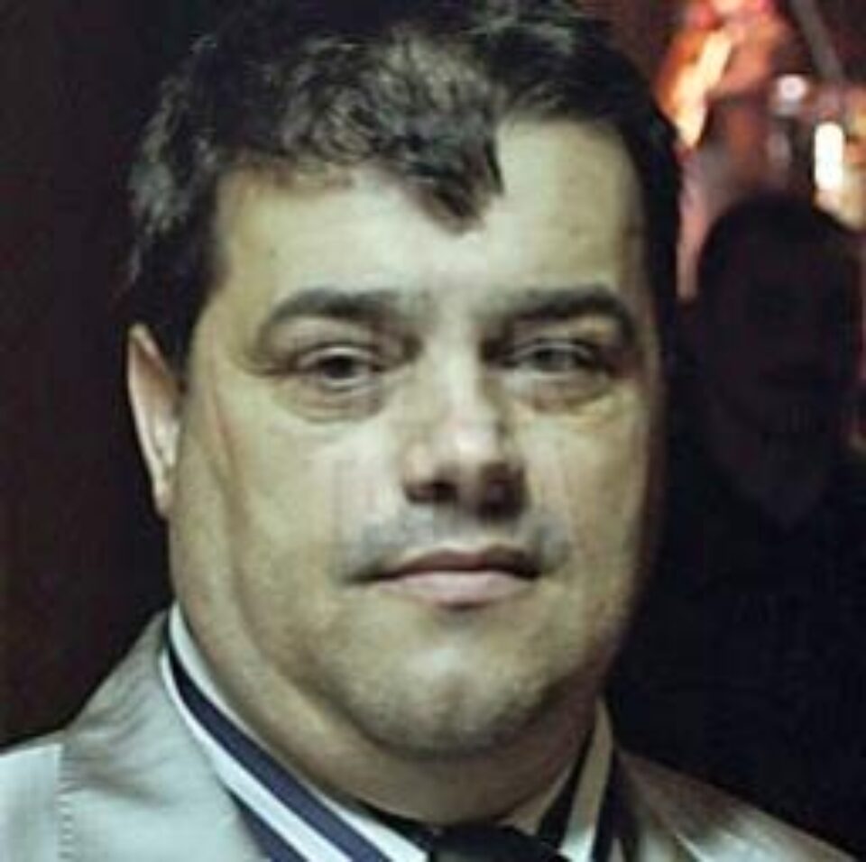 Întrebat de ce a fost reținut, „Ion Petrișor” și-a tras tricoul peste cap și a răspuns ironic: „atentare la președintele statului” Întrebat de ce a fost reținut, „Ion Petrișor” și-a tras tricoul peste cap și a răspuns ironic: „atentare la președintele statului”