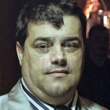 Întrebat de ce a fost reținut, „Ion Petrișor” și-a tras tricoul peste cap și a răspuns ironic: „atentare la președintele statului”