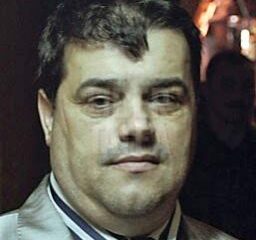 Întrebat de ce a fost reținut, „Ion Petrișor” și-a tras tricoul peste cap și a răspuns ironic: „atentare la președintele statului”