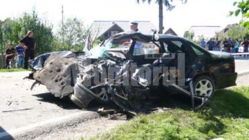 Mașina condusă de șoferul fără permis s-a izbit violent în autoutilitară Foto: Ioan Adrian DABÎCA