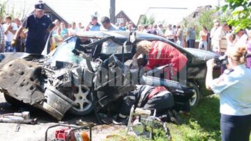 Mașina condusă de șoferul fără permis s-a izbit violent în autoutilitară Foto: Ioan Adrian DABÎCA