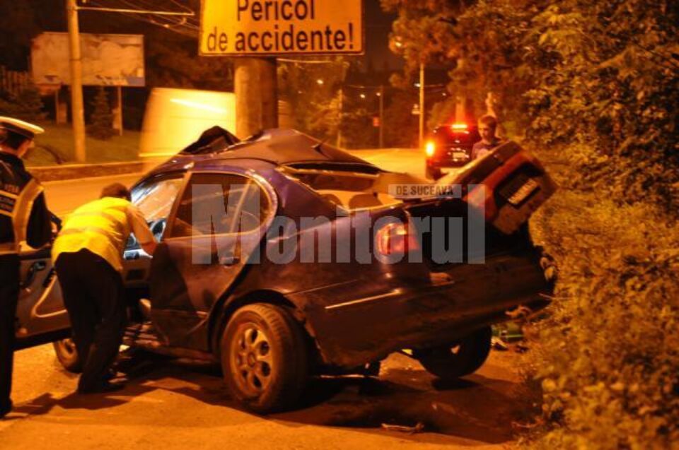 Pe stâlpul în care s-a izbit Seatul stă scris mare „Pericol de accidente!”. Foto: Timotei ANTONESEI