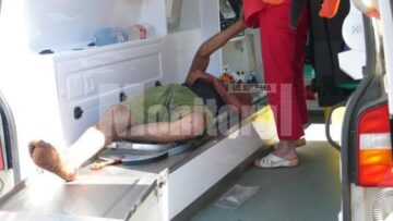 Mașina condusă de șoferul fără permis s-a izbit violent în autoutilitară Foto: Ioan Adrian DABÎCA