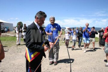 Panglica a fost taiata cu o foarfeca adusa de un parasutist