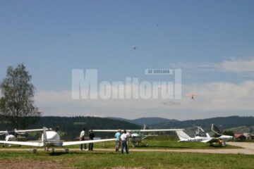 Avioane la sol si motodeltaplane in aer