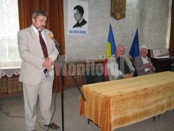 Vasile Ursachi, Ion Drăgușanul și George Ungureanu la lansarea volumului Prin labirintul vieții