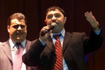 Paul Iova, zis "Ion Petrisor", și Nicolae Guță, la unul dintre concursurile „Miss Piranda”. Foto: MEDIAFAX