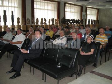 Participanți la lansarea de carte de la Casa de Cultură din Câmpulung Moldovenesc