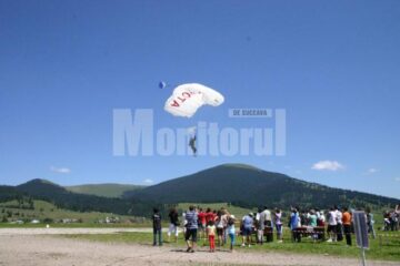 Parasutistii au coborit pe aerodrom