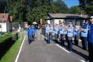 Ceremonia de absolvire a primei promoții de absolvenți ai școlii de jandarmi Fălticeni