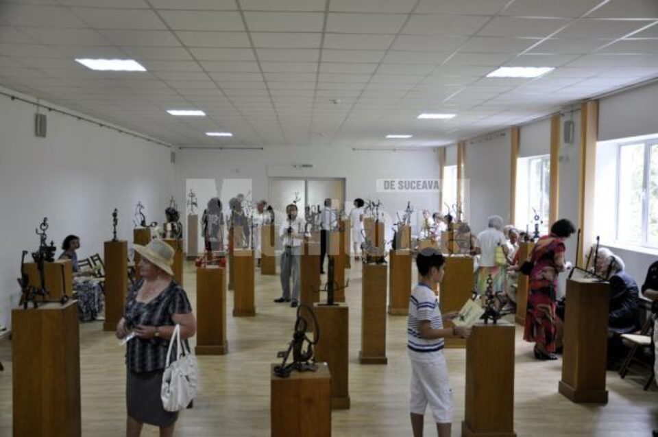 Expoziția de sculptură cu lucrări realizate în metal de artistul Kovács Géza, la Galeriile de Artă a Muzeului „Ion Irimescu” din Fălticeni