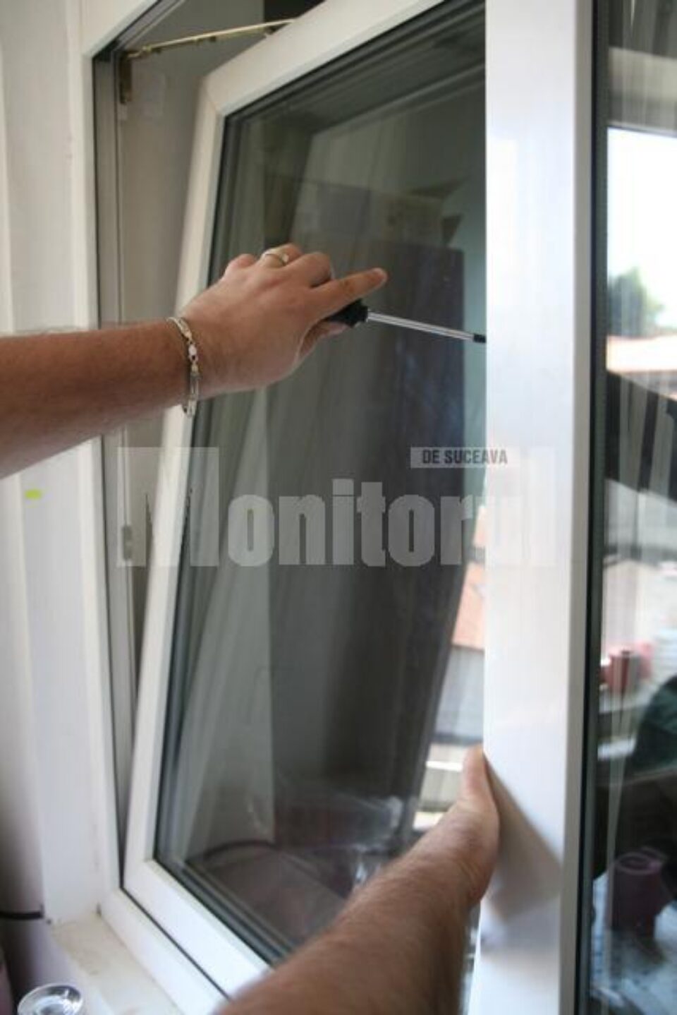 Cu doar o șurubelniță, explică judiciariștii, geamul termopan poate fi deschis din exterior Cu doar o șurubelniță, explică judiciariștii, geamul termopan poate fi deschis din exterior