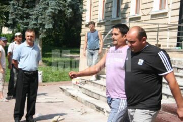 Ioan Sorin Parasca, cu tricou mov și Adrian Arcadie Isopescu, cu tricou negru