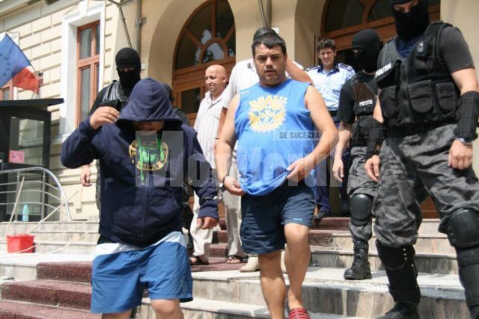 Fănel Iova (cu hanoracul pe cap), și Paul Iova, zis”Ion Petrișor” (în tricou fără mâneci)