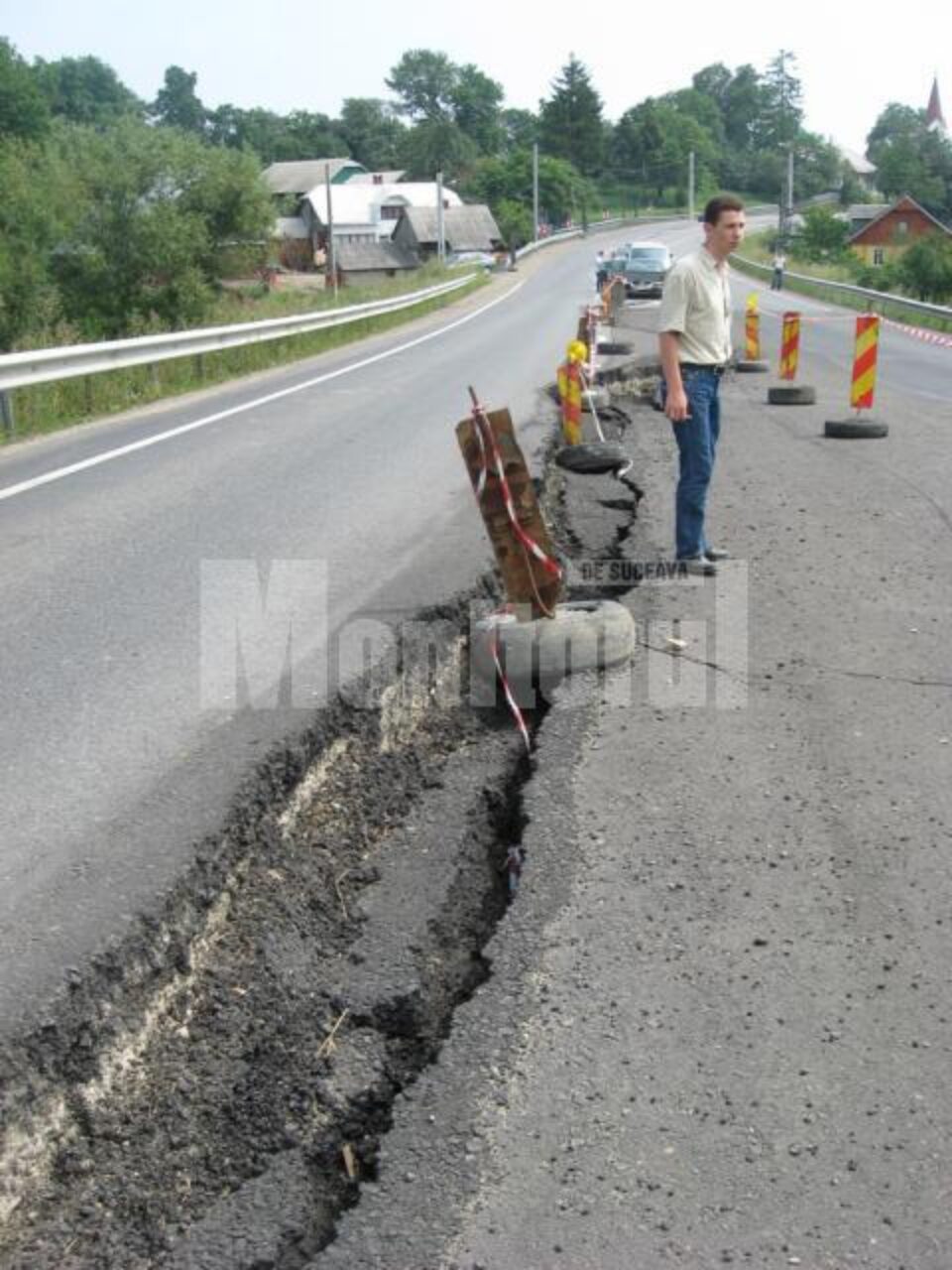 La Ilișești, pe o porțiune de circa 250 de metri, drumul național s-a surpat cu aproape jumătate de metru La Ilișești, pe o porțiune de circa 250 de metri, drumul național s-a surpat cu aproape jumătate de metru