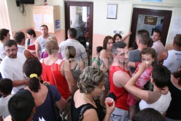 Sute de persoane se înghesuie pentru a depune actele la Serviciul Pașapoarte Suceava și pentru a obține un pașaport temporar sau biometric