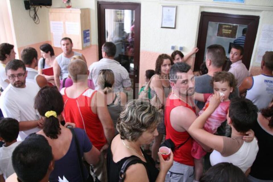 Sute de persoane se înghesuie pentru a depune actele la Serviciul Pașapoarte Suceava și pentru a obține un pașaport temporar sau biometric Sute de persoane se înghesuie pentru a depune actele la Serviciul Pașapoarte Suceava și pentru a obține un pașaport temporar sau biometric