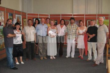 Organizatorii și artiștii participanți la expoziția Culorile frăției