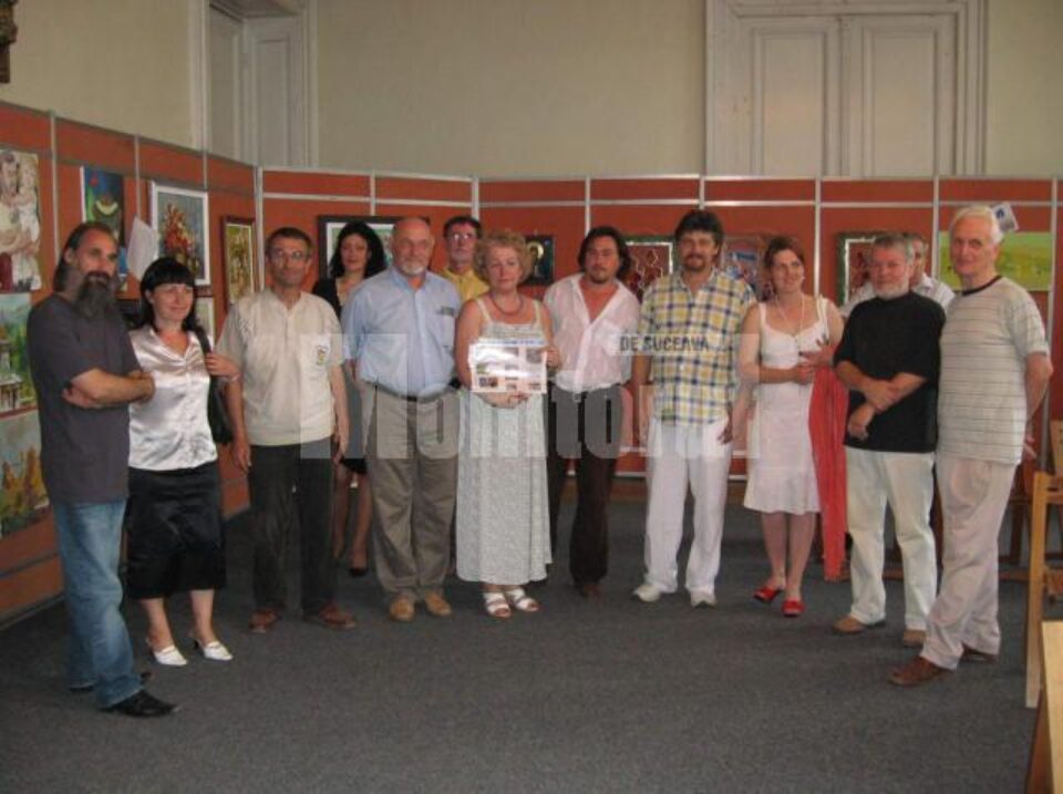 Organizatorii și artiștii participanți la expoziția Culorile frăției