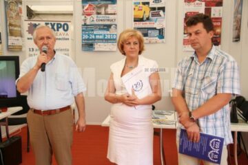 Directorul general adjunct al Camerei de Comerț și Industrie, Lucian Grigoriu subprefectul județului Suceava, Angela Zarojanu, și directorul Shopping City Suceava, Mircea Petrariu