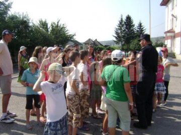 Din tabără: Zeci de copii din familii de sinistrați, în vizită la Pompieri