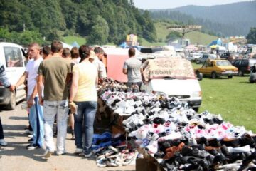 Hramul Mănăstirii Slatina: Slujbă la mănăstire, râuri de bere și bâlci dincolo de porțile ei