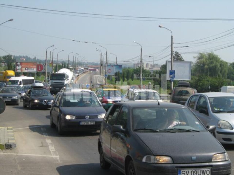 Nervi și sudoare: Trafic de coșmar pe străzile Sucevei, sub un soare arzător