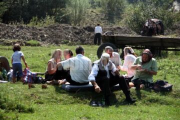 Hramul Mănăstirii Slatina: Slujbă la mănăstire, râuri de bere și bâlci dincolo de porțile ei