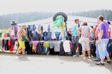 Hramul Mănăstirii Slatina: Slujbă la mănăstire, râuri de bere și bâlci dincolo de porțile ei