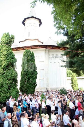 Hramul Mănăstirii Slatina: Slujbă la mănăstire, râuri de bere și bâlci dincolo de porțile ei