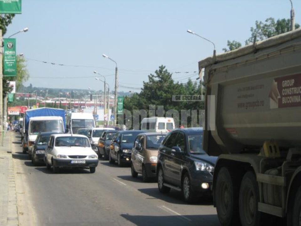 Nervi și sudoare: Trafic de coșmar pe străzile Sucevei, sub un soare arzător
