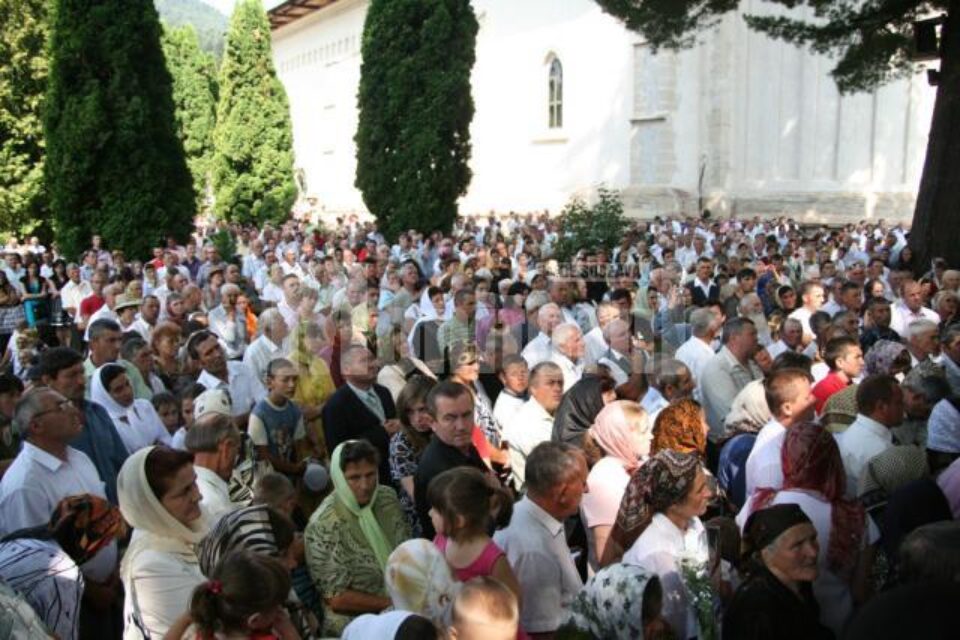 Mii de oameni au fost prezenți ieri la Slatina, la hramul mănăstirii