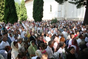 Mii de oameni au fost prezenți ieri la Slatina, la hramul mănăstirii