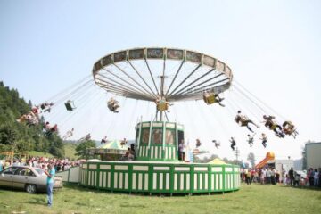 Dincolo de zidurile bisericii, bâlci