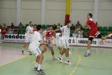 Echipa de handbal a Universității Suceava a reușit să câștige pentru al doilea an consecutiv trofeul memorial „Mihai Mironiuc”,