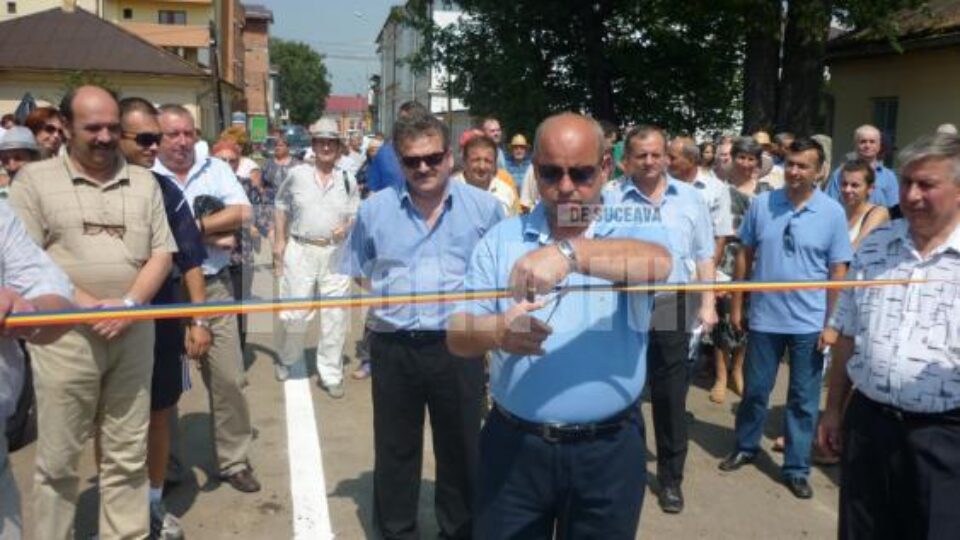 Primarul Aurel Olărean taie panglica inaugurală
