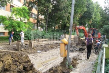 De ieri dimineață, circulația rutieră pe strada Alexandru cel Bun a fost blocată în totalitate